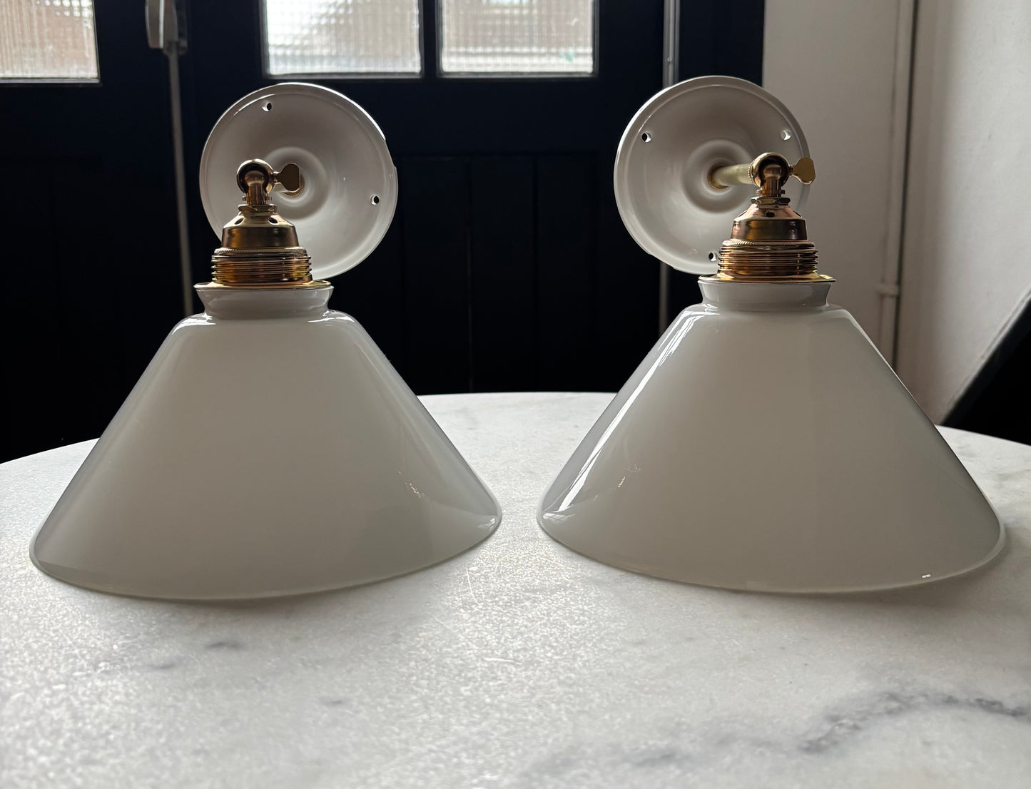797/4 - Set van 2 - Vintage witte Franse 'driehoek' wandlampen