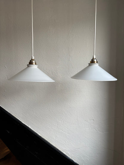 835 - Set van 2 - Vintage opaline melkglazen 'driehoek' hanglampen