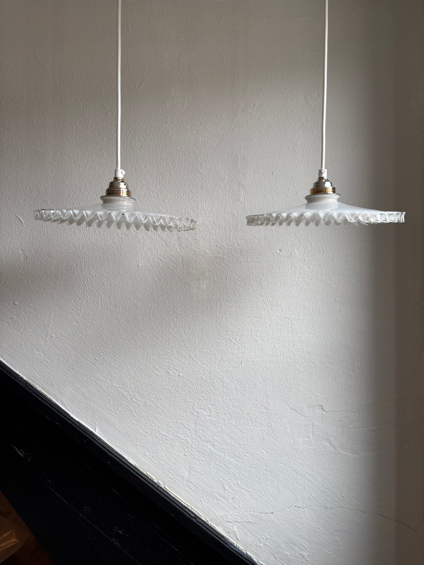 793 - Set van 2 - Vintage opaline melkglazen 'kartel' hanglampen