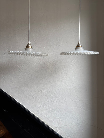 793 - Set van 2 - Vintage opaline melkglazen 'kartel' hanglampen