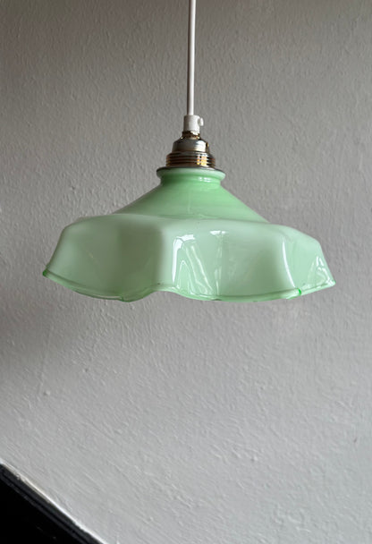 620 - Vintage groene opaline melkglazen 'bloem' hanglamp