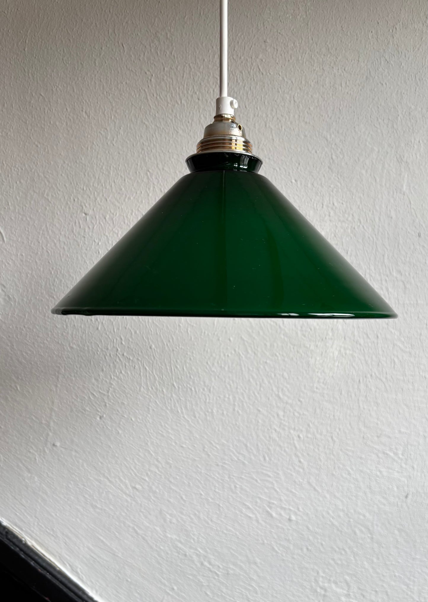 828 - Vintage groene opaline melkglazen 'driehoek' hanglamp