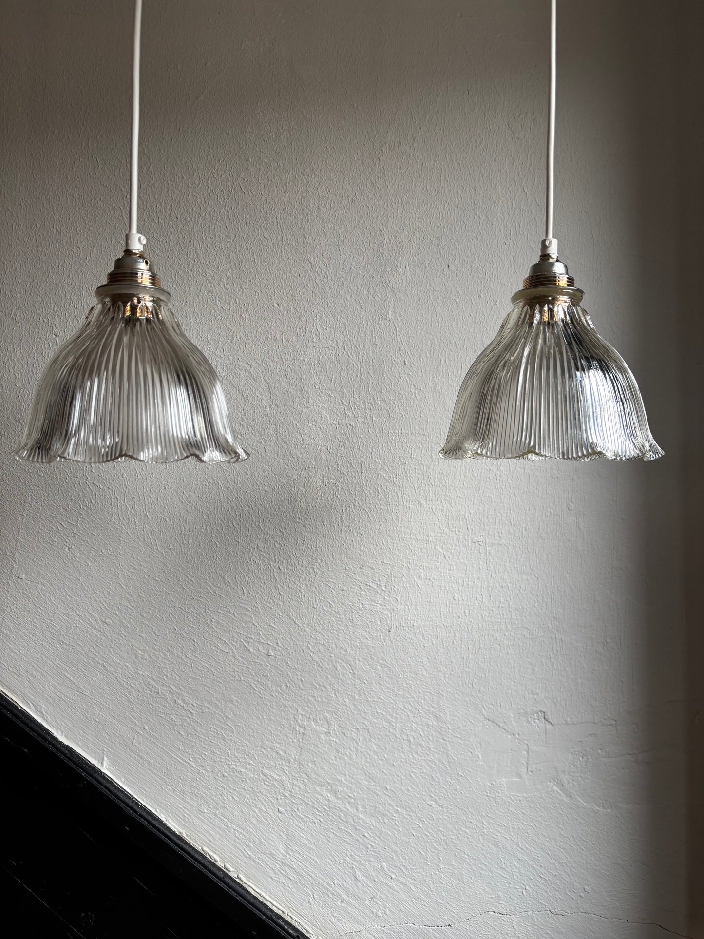 839 - Set van 2 - Vintage sierlijke holophane glazen streep hanglampen kap