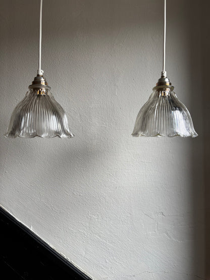 839 - Set van 2 - Vintage sierlijke holophane glazen streep hanglampen kap