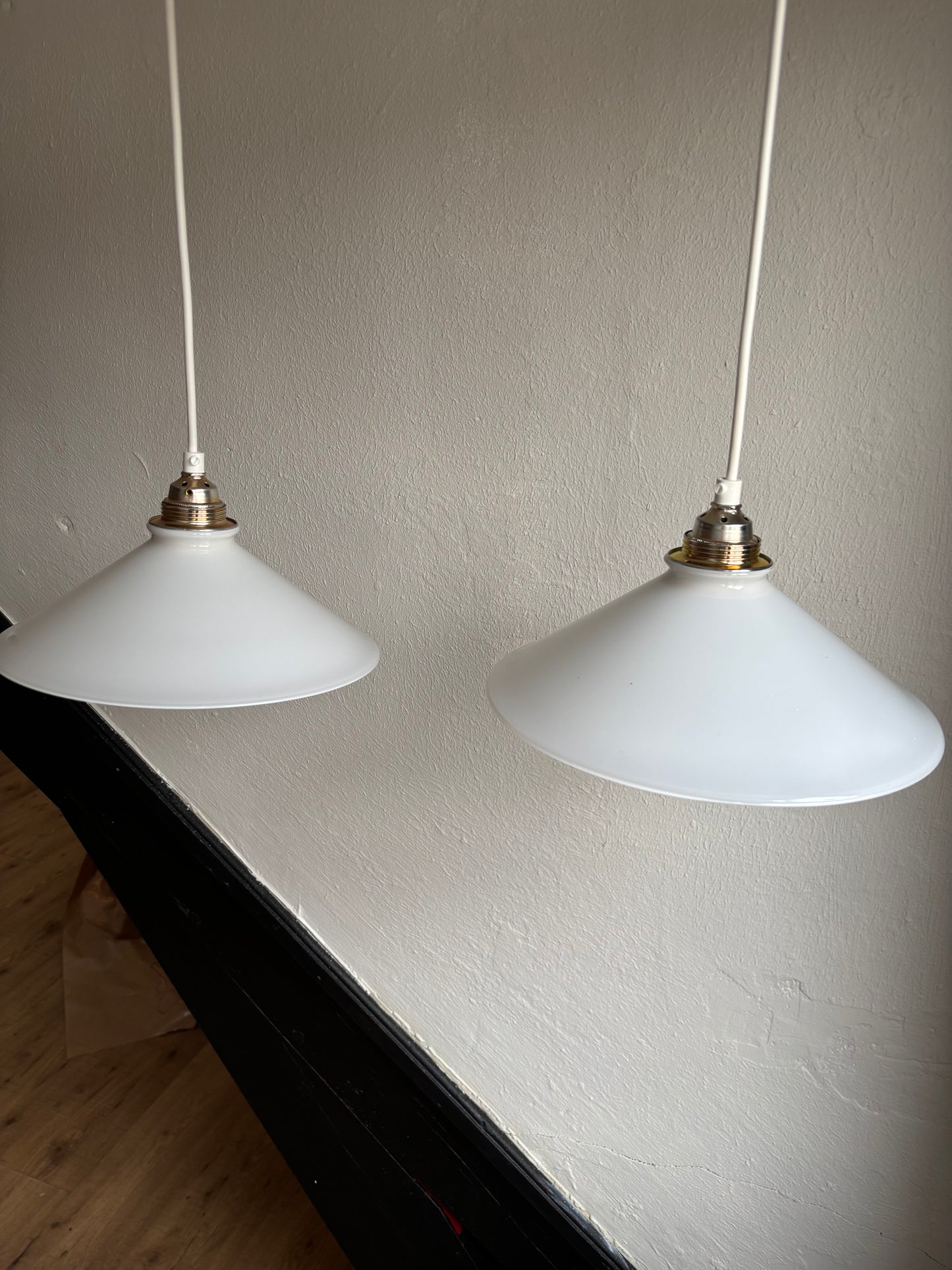 835 - Set van 2 - Vintage opaline melkglazen 'driehoek' hanglampen