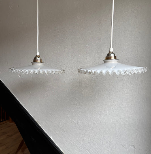 793 - Set van 2 - Vintage opaline melkglazen 'kartel' hanglampen