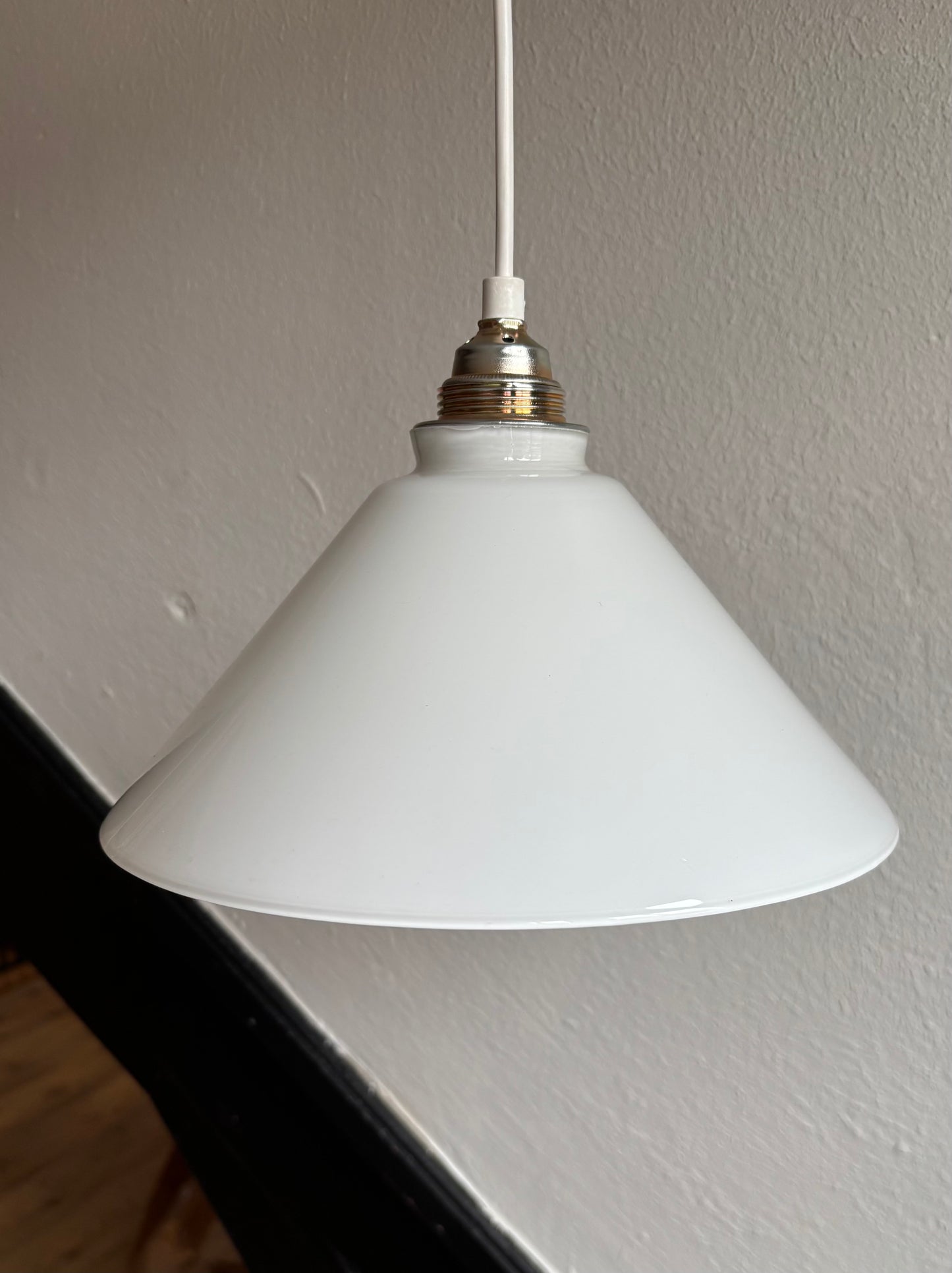567/1 - Vintage opaline melkglazen 'driehoek' hanglamp