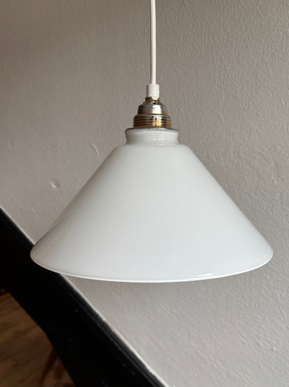 567/1 - Vintage opaline melkglazen 'driehoek' hanglamp