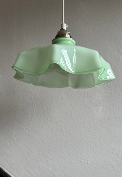 620 - Vintage groene opaline melkglazen 'bloem' hanglamp