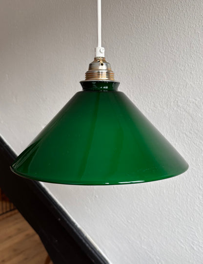 828 - Vintage groene opaline melkglazen 'driehoek' hanglamp