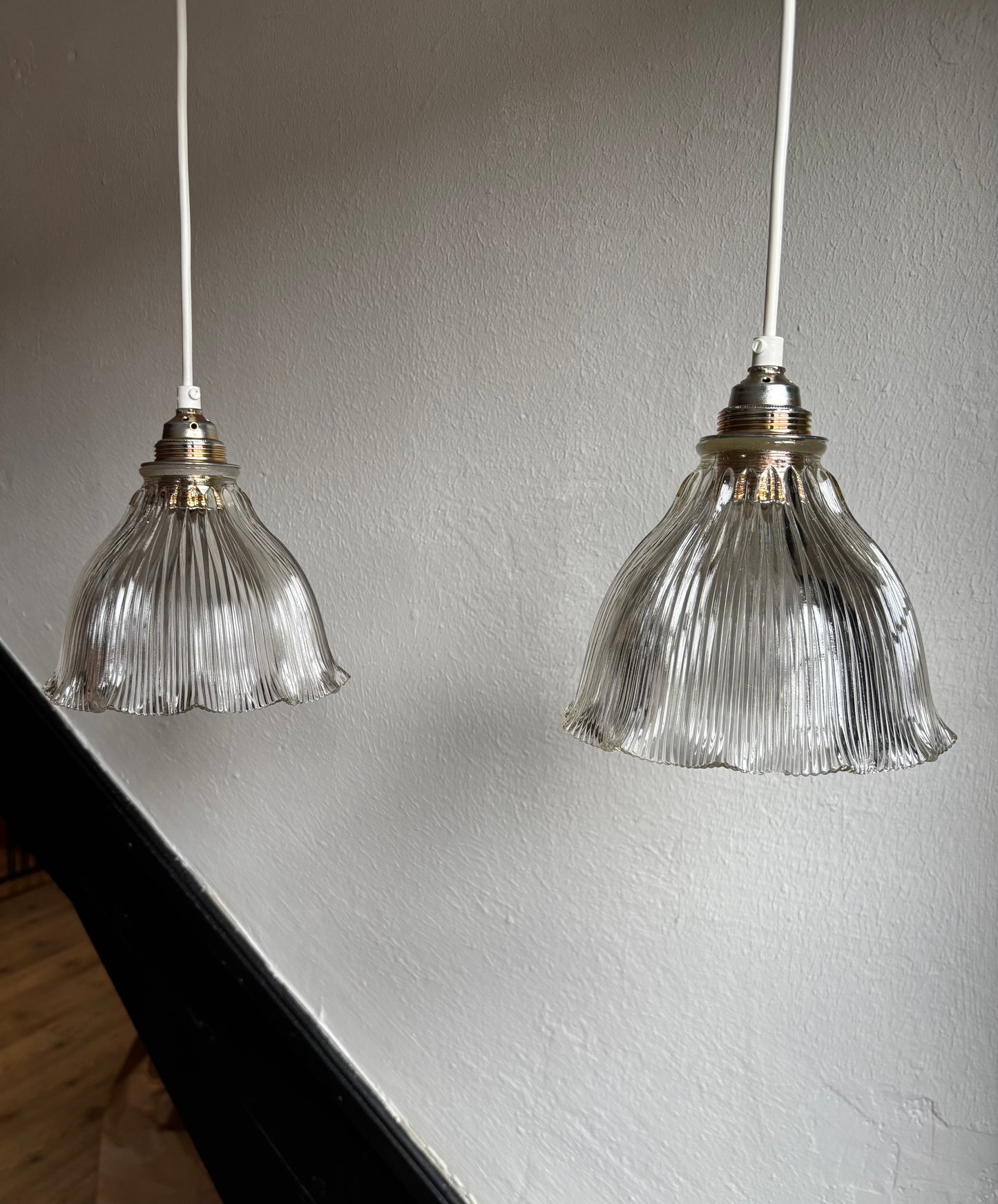 839 - Set van 2 - Vintage sierlijke holophane glazen streep hanglampen kap