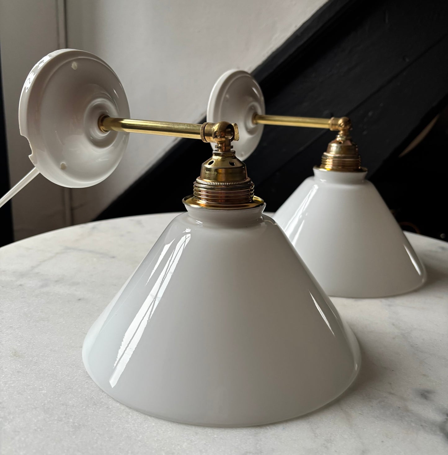 797/4 - Set van 2 - Vintage witte Franse 'driehoek' wandlampen