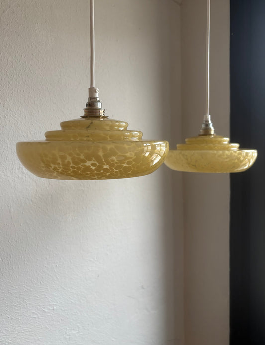840/2 - Set van 2 - Vintage Franse clichy geel gewolkte glazen hanglampen