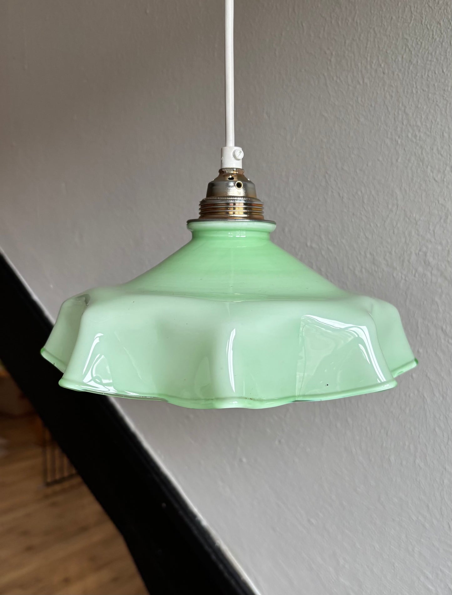 620 - Vintage groene opaline melkglazen 'bloem' hanglamp