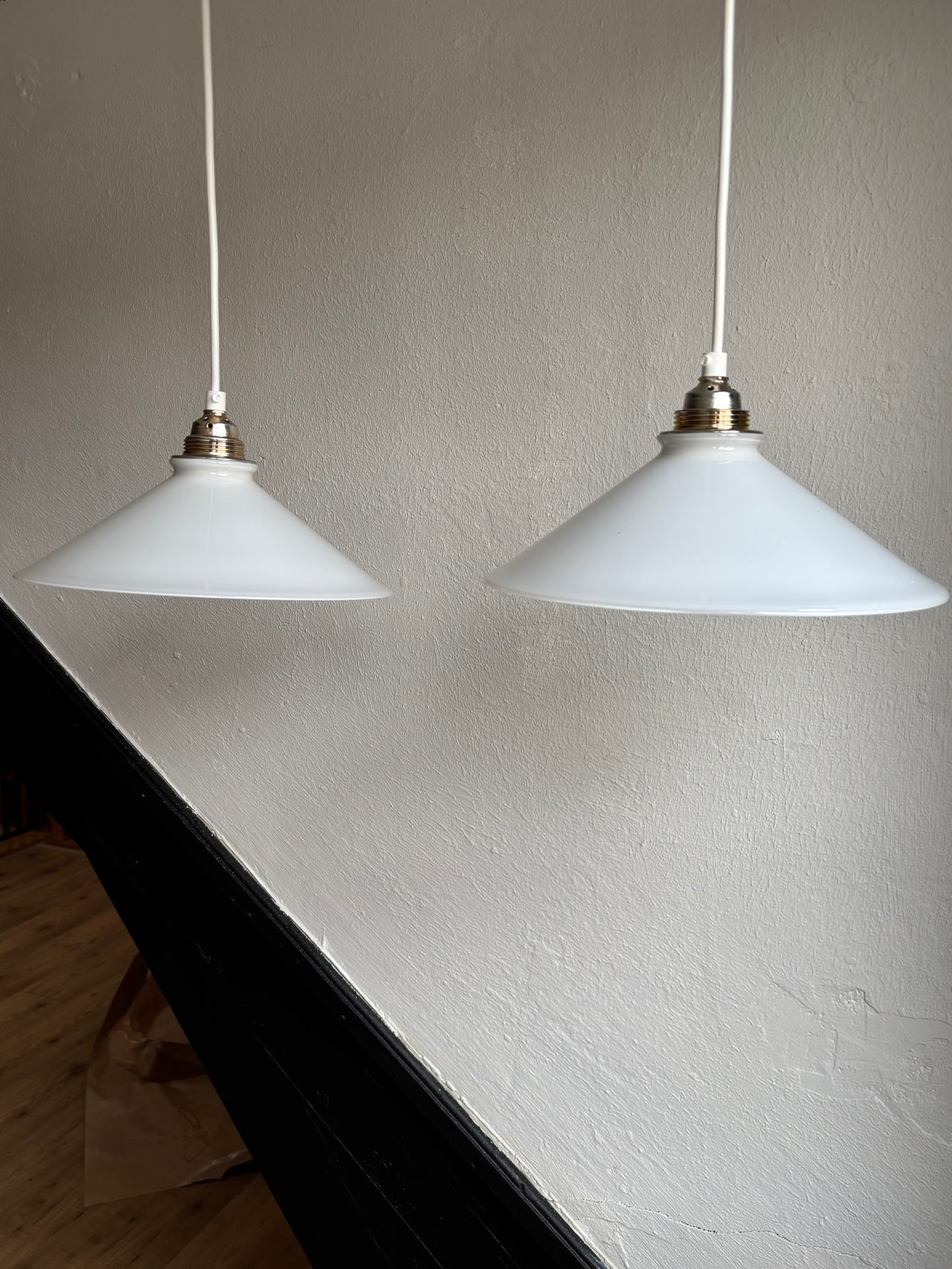 835 - Set van 2 - Vintage opaline melkglazen 'driehoek' hanglampen