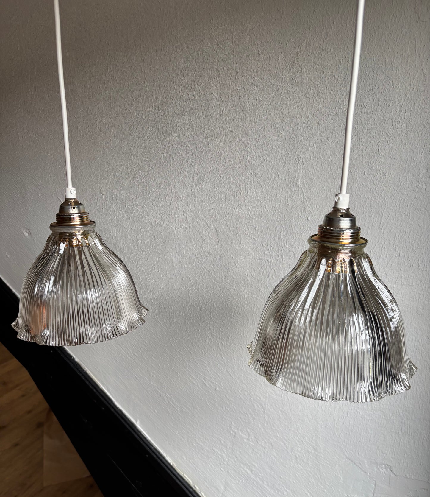 839 - Set van 2 - Vintage sierlijke holophane glazen streep hanglampen kap