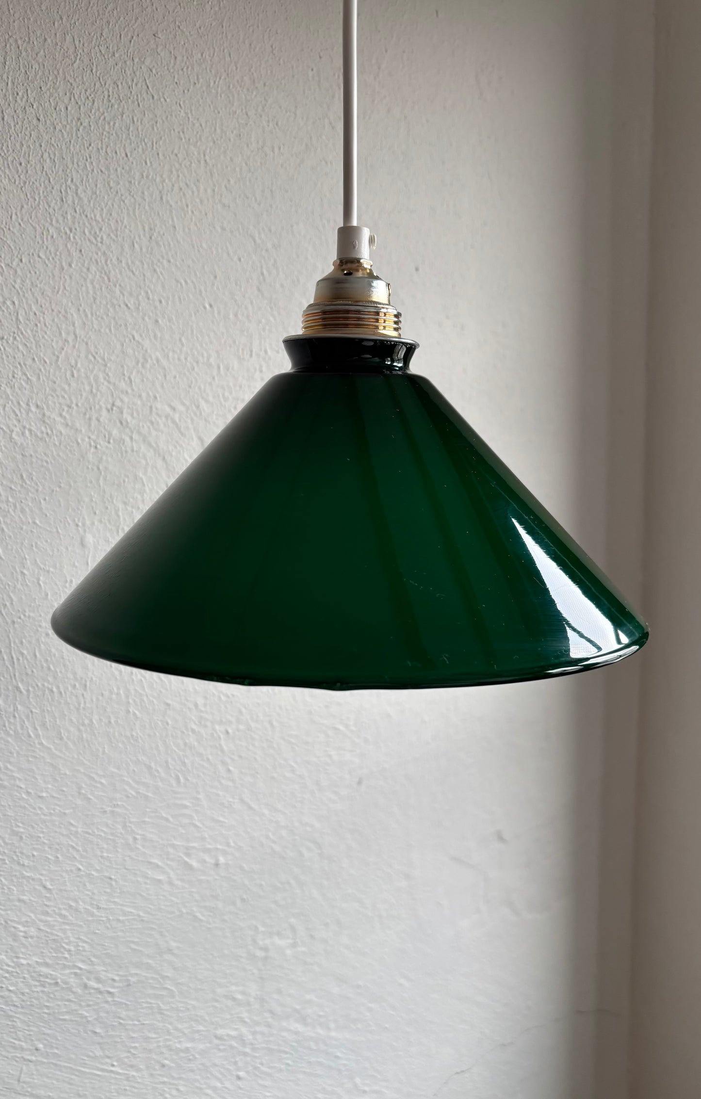 828 - Vintage groene opaline melkglazen 'driehoek' hanglamp