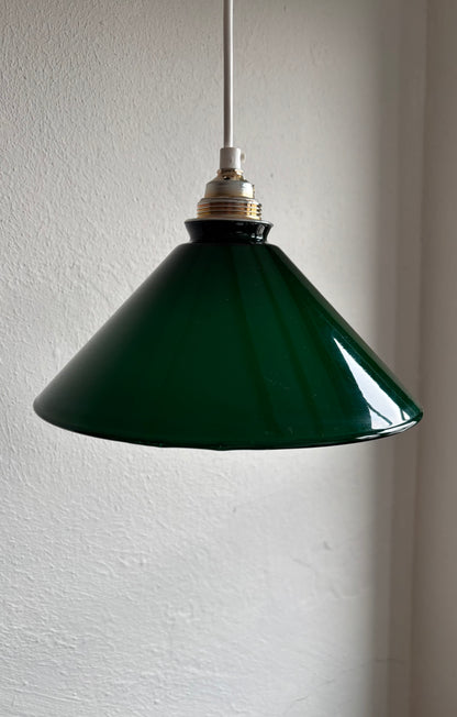 828 - Vintage groene opaline melkglazen 'driehoek' hanglamp