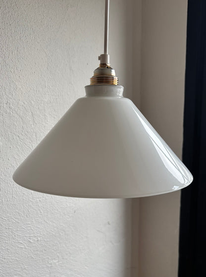 567/1 - Vintage opaline melkglazen 'driehoek' hanglamp