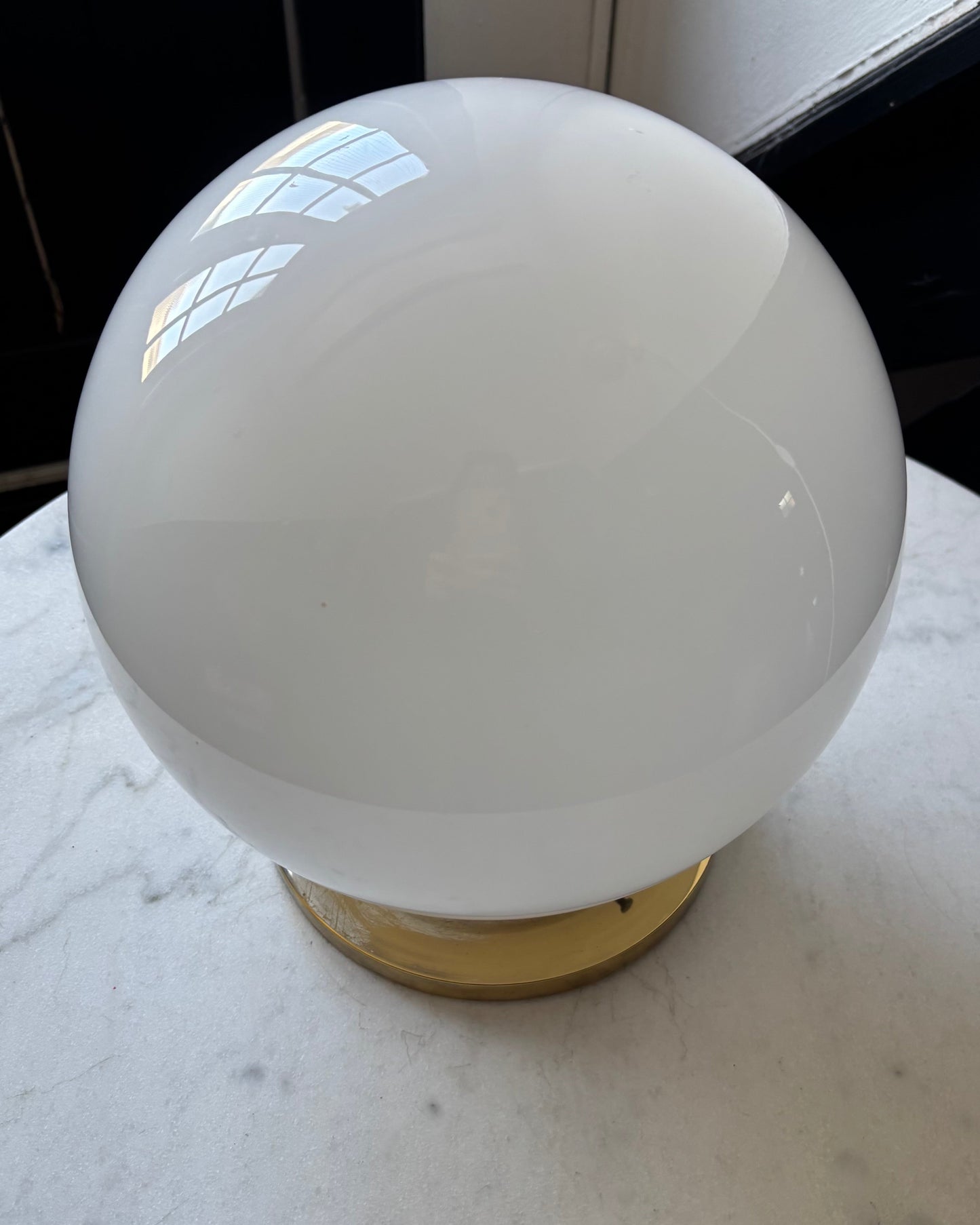 502 - Vintage globe schoollamp bollamp wit glas opaline plafoniere