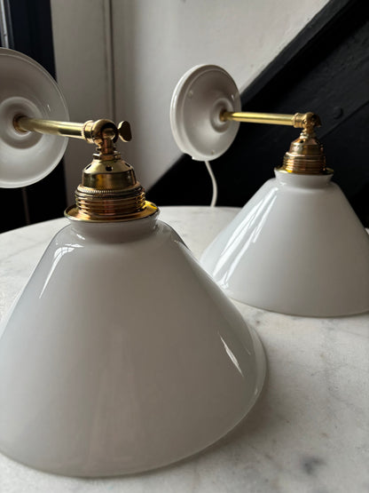 797/4 - Set van 2 - Vintage witte Franse 'driehoek' wandlampen
