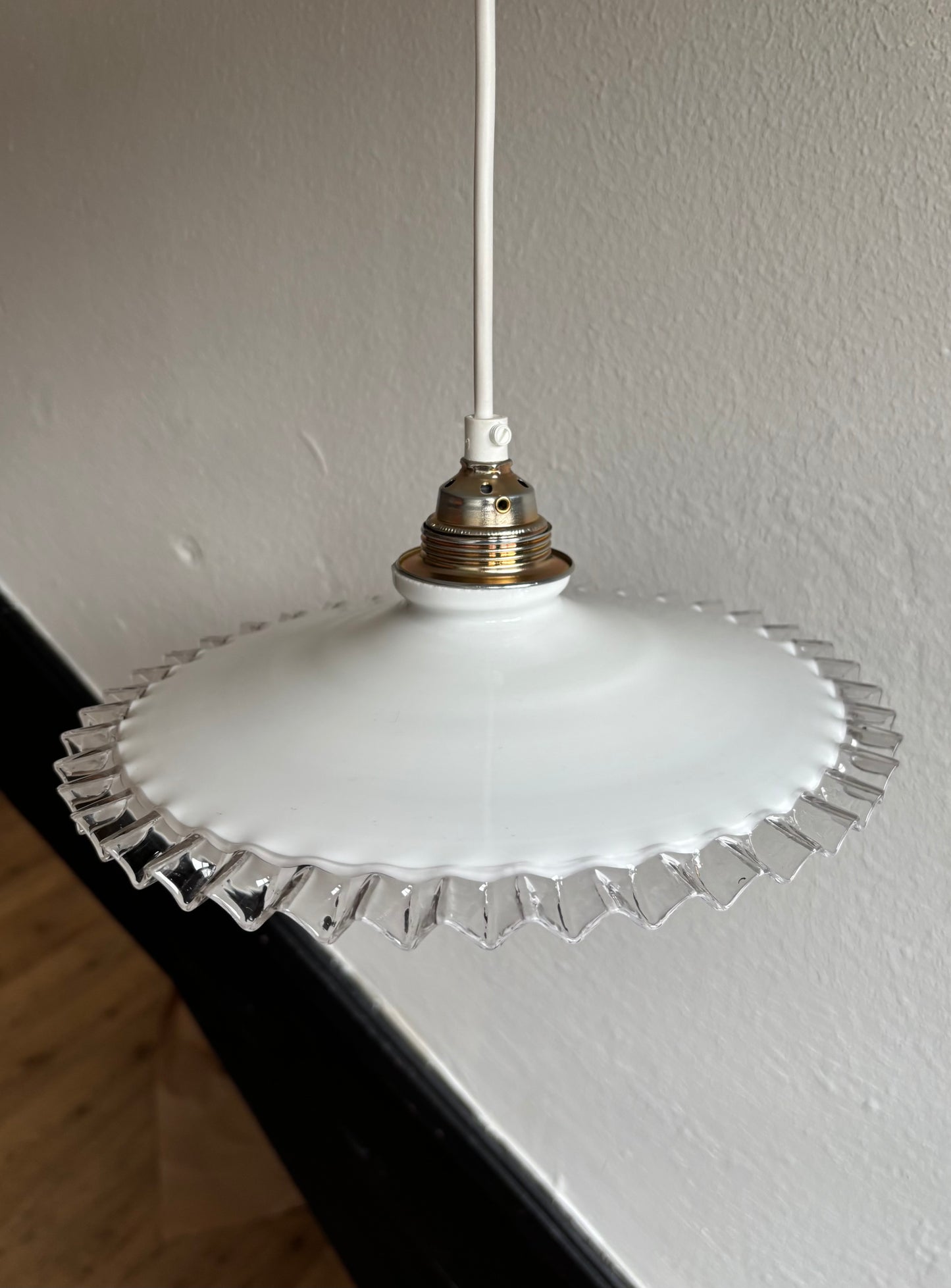 618 - Vintage opaline melkglazen 'kartel' hanglamp