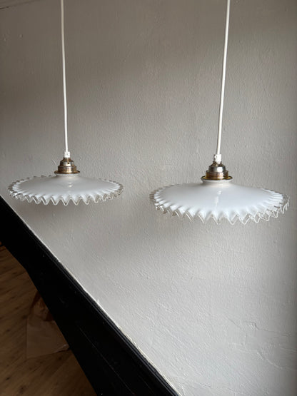 793 - Set van 2 - Vintage opaline melkglazen 'kartel' hanglampen