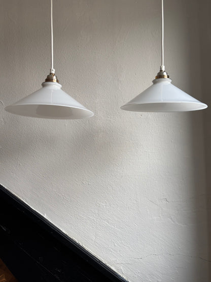 835 - Set van 2 - Vintage opaline melkglazen 'driehoek' hanglampen