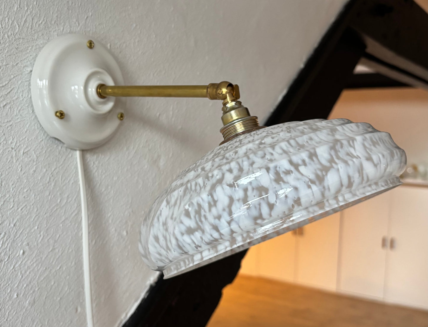 755/5 - Set van 2 - Vintage witte Clichy gewolkte glazen wandlampen
