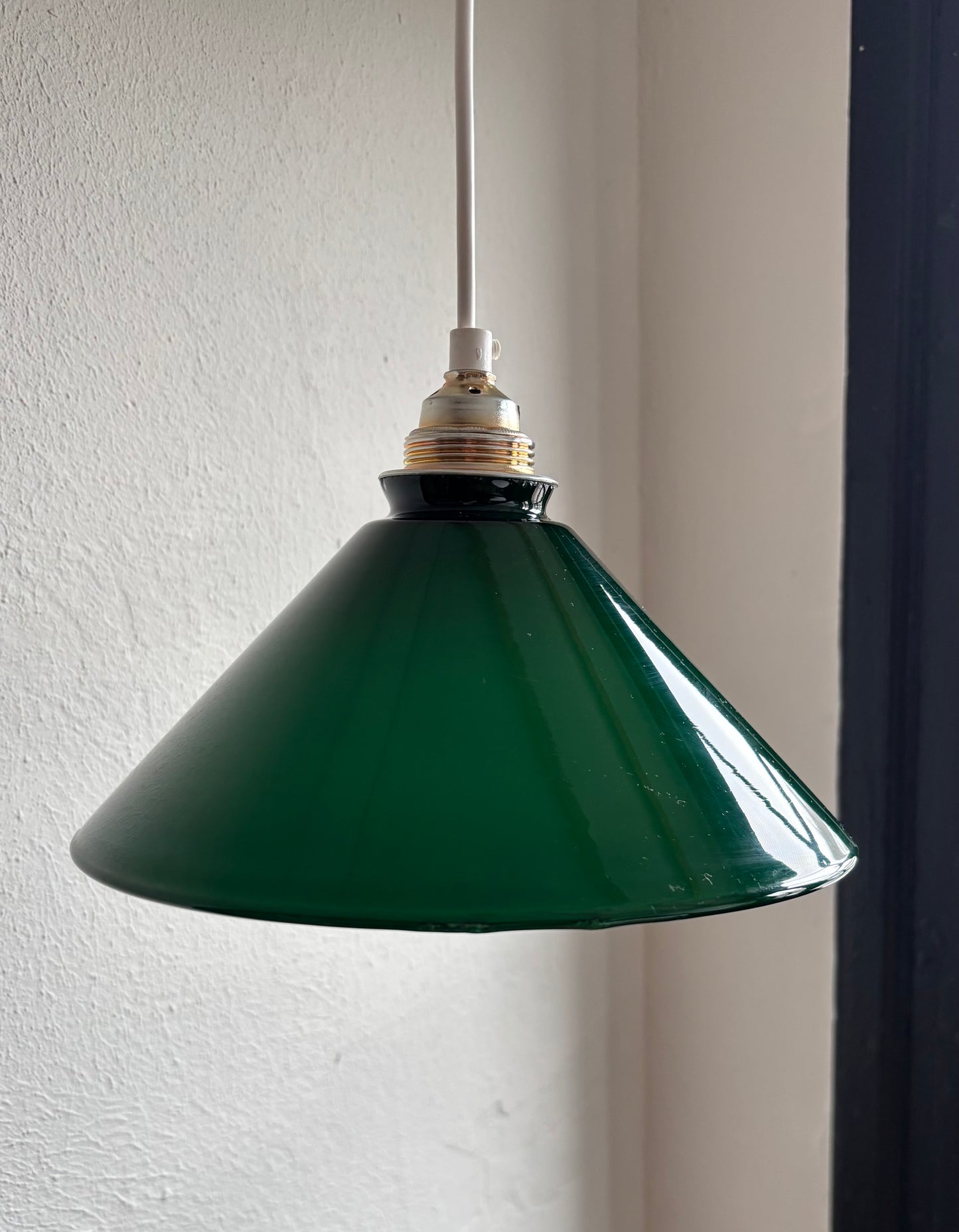 828 - Vintage groene opaline melkglazen 'driehoek' hanglamp