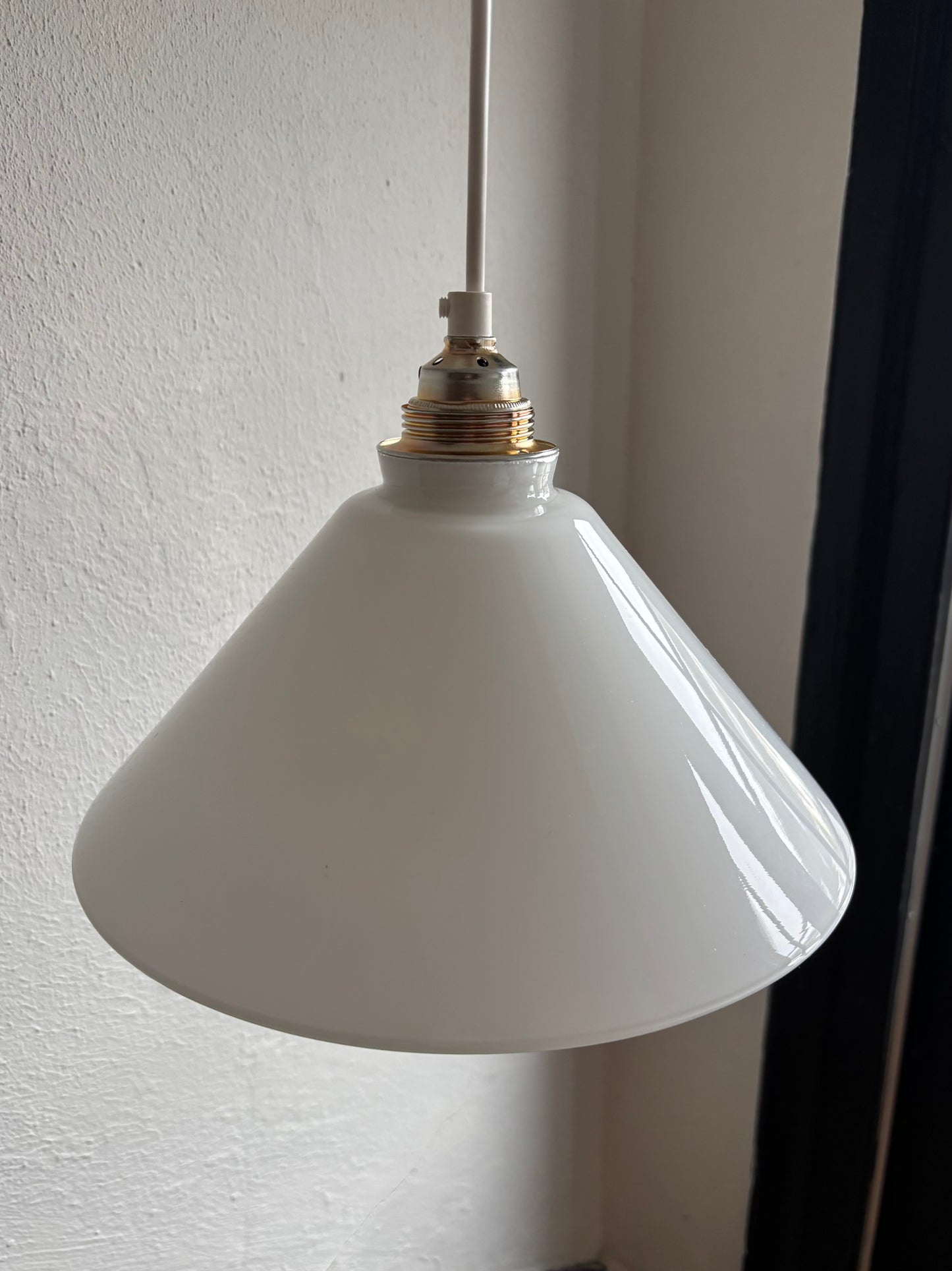 567/1 - Vintage opaline melkglazen 'driehoek' hanglamp