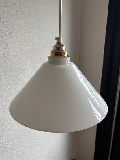 567/1 - Vintage opaline melkglazen 'driehoek' hanglamp