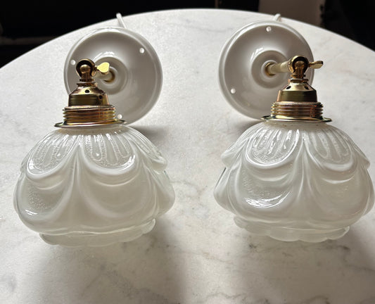 841 - Set van 2 - Vintage transparante Franse bloem wandlampen