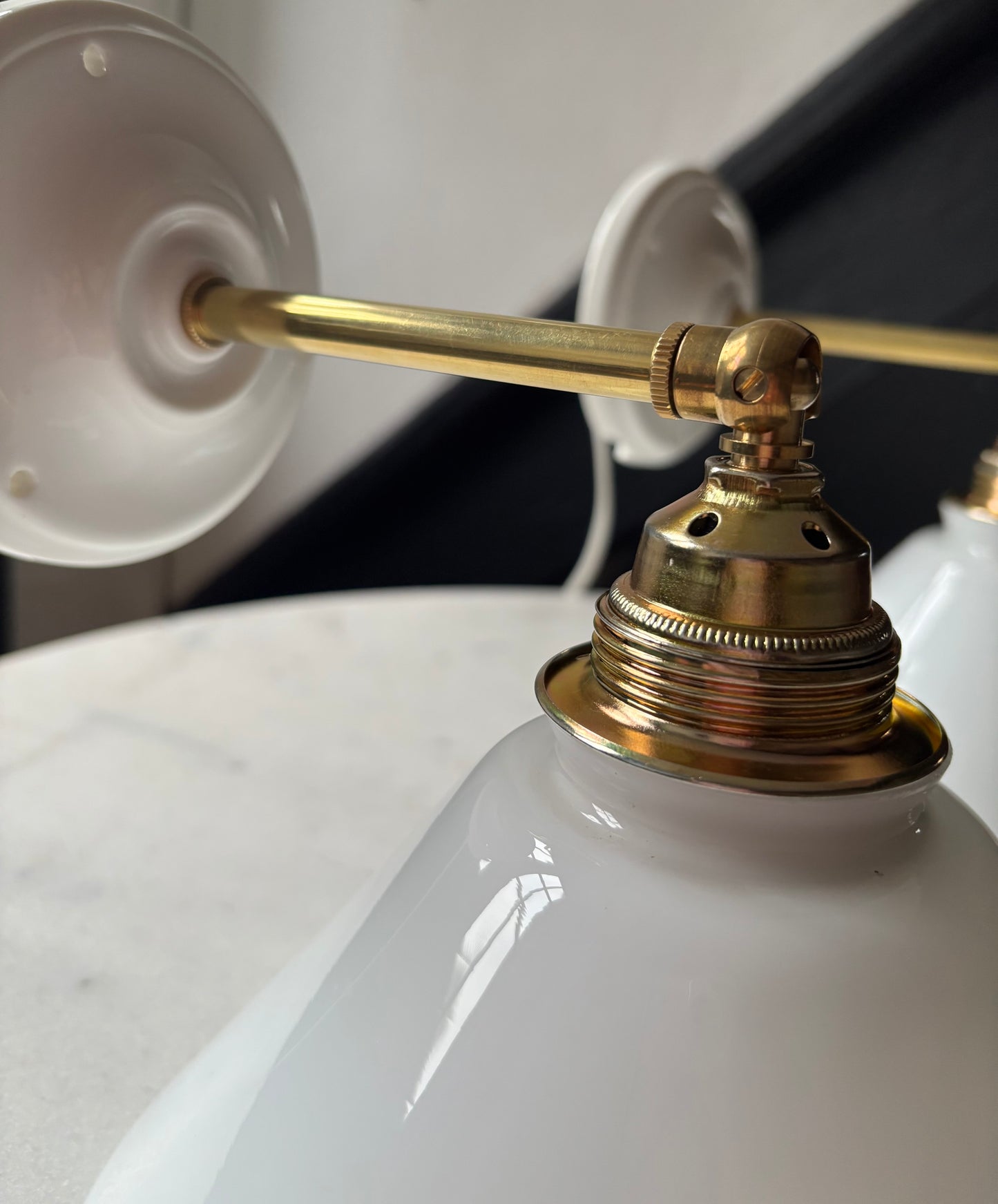 797/4 - Set van 2 - Vintage witte Franse 'driehoek' wandlampen
