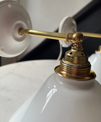 797/4 - Set van 2 - Vintage witte Franse 'driehoek' wandlampen