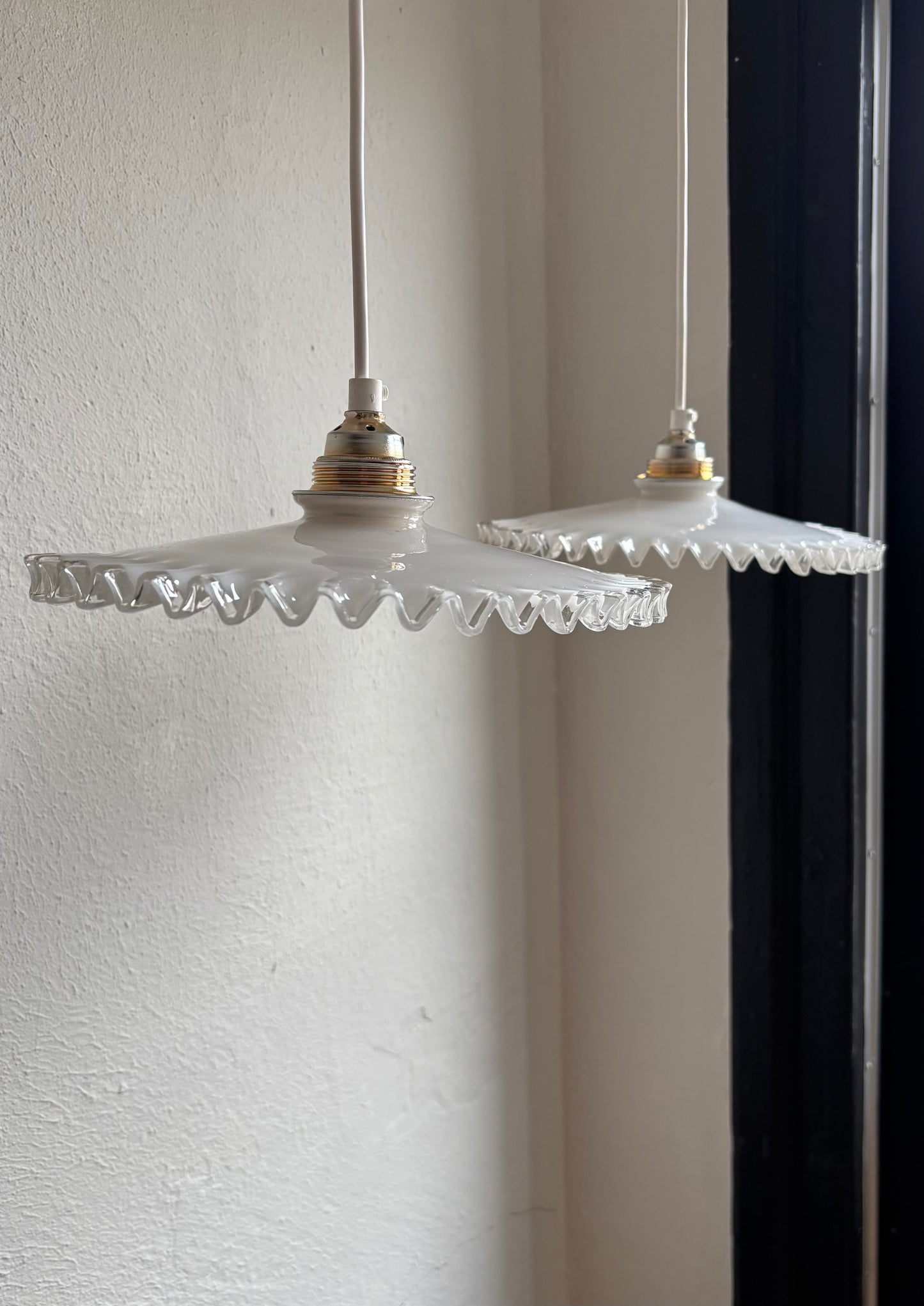 793 - Set van 2 - Vintage opaline melkglazen 'kartel' hanglampen