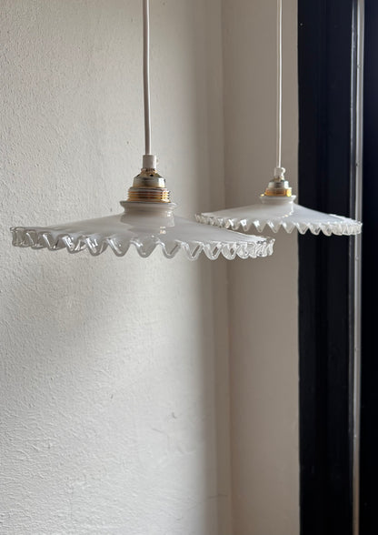 793 - Set van 2 - Vintage opaline melkglazen 'kartel' hanglampen