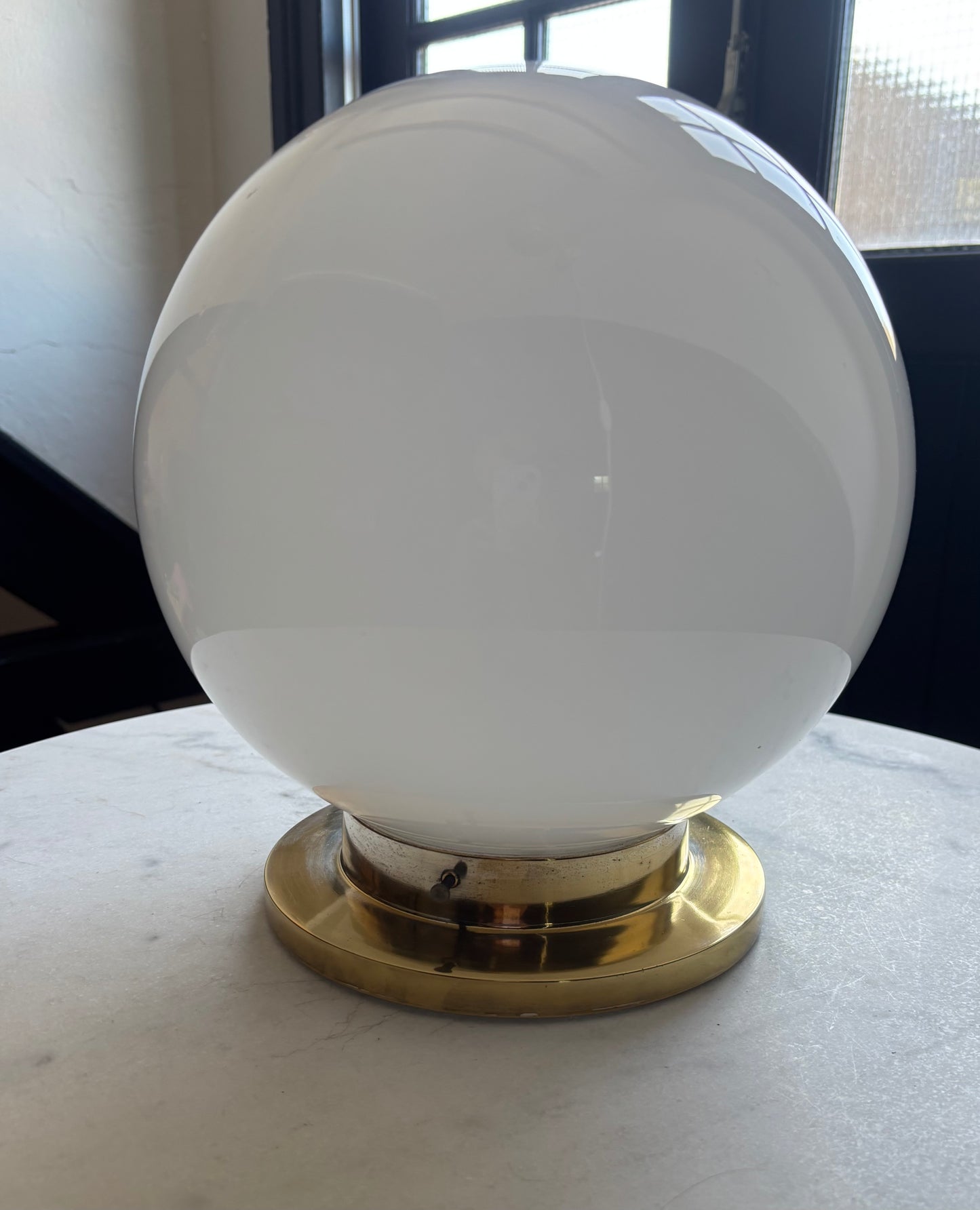 502 - Vintage globe schoollamp bollamp wit glas opaline plafoniere