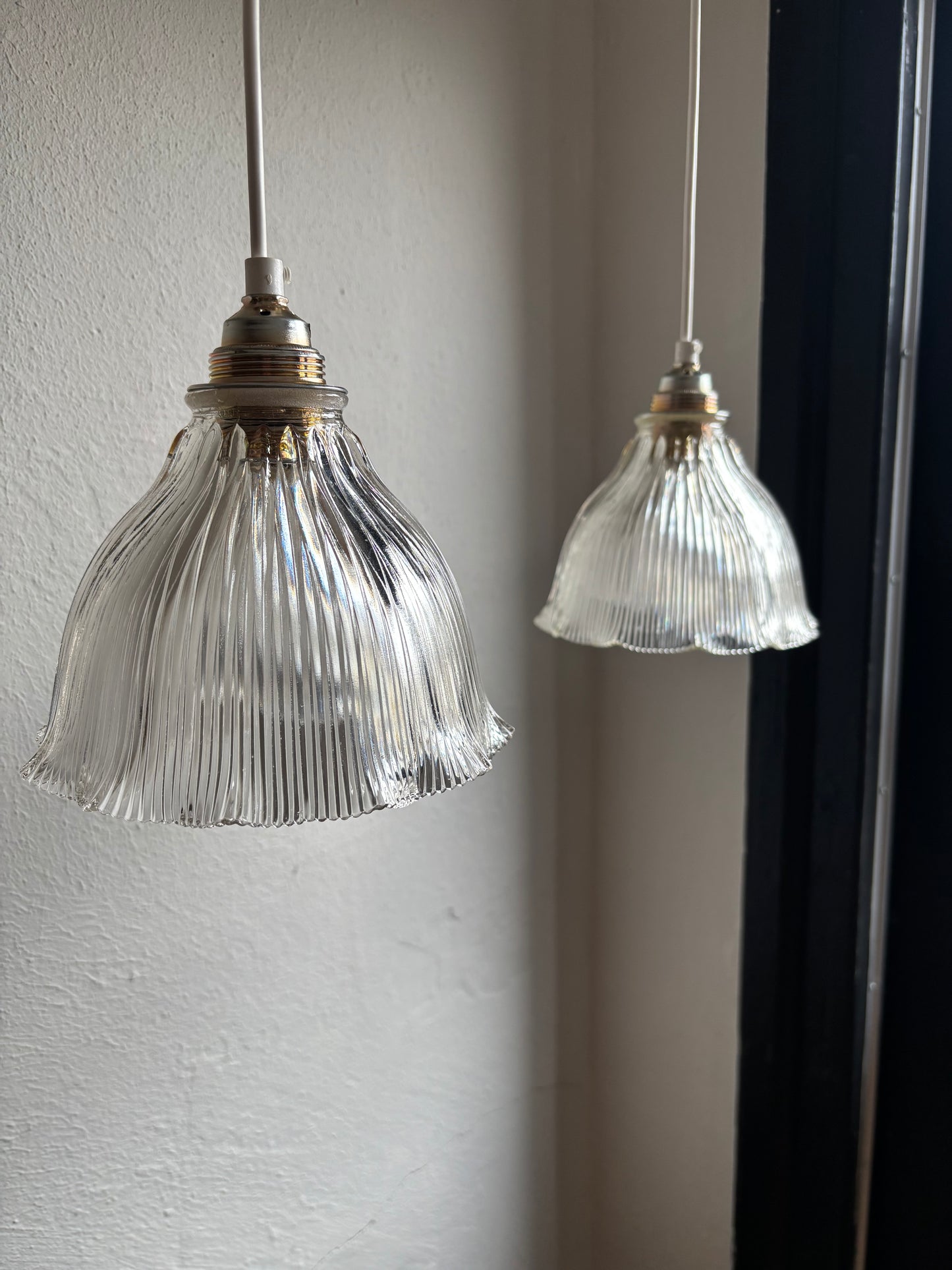 839 - Set van 2 - Vintage sierlijke holophane glazen streep hanglampen kap