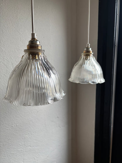 839 - Set van 2 - Vintage sierlijke holophane glazen streep hanglampen kap