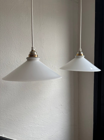 835 - Set van 2 - Vintage opaline melkglazen 'driehoek' hanglampen