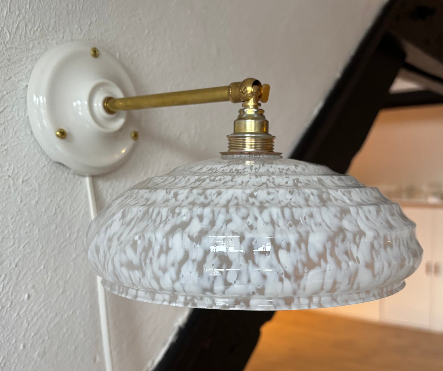 755/5 - Set van 2 - Vintage witte Clichy gewolkte glazen wandlampen