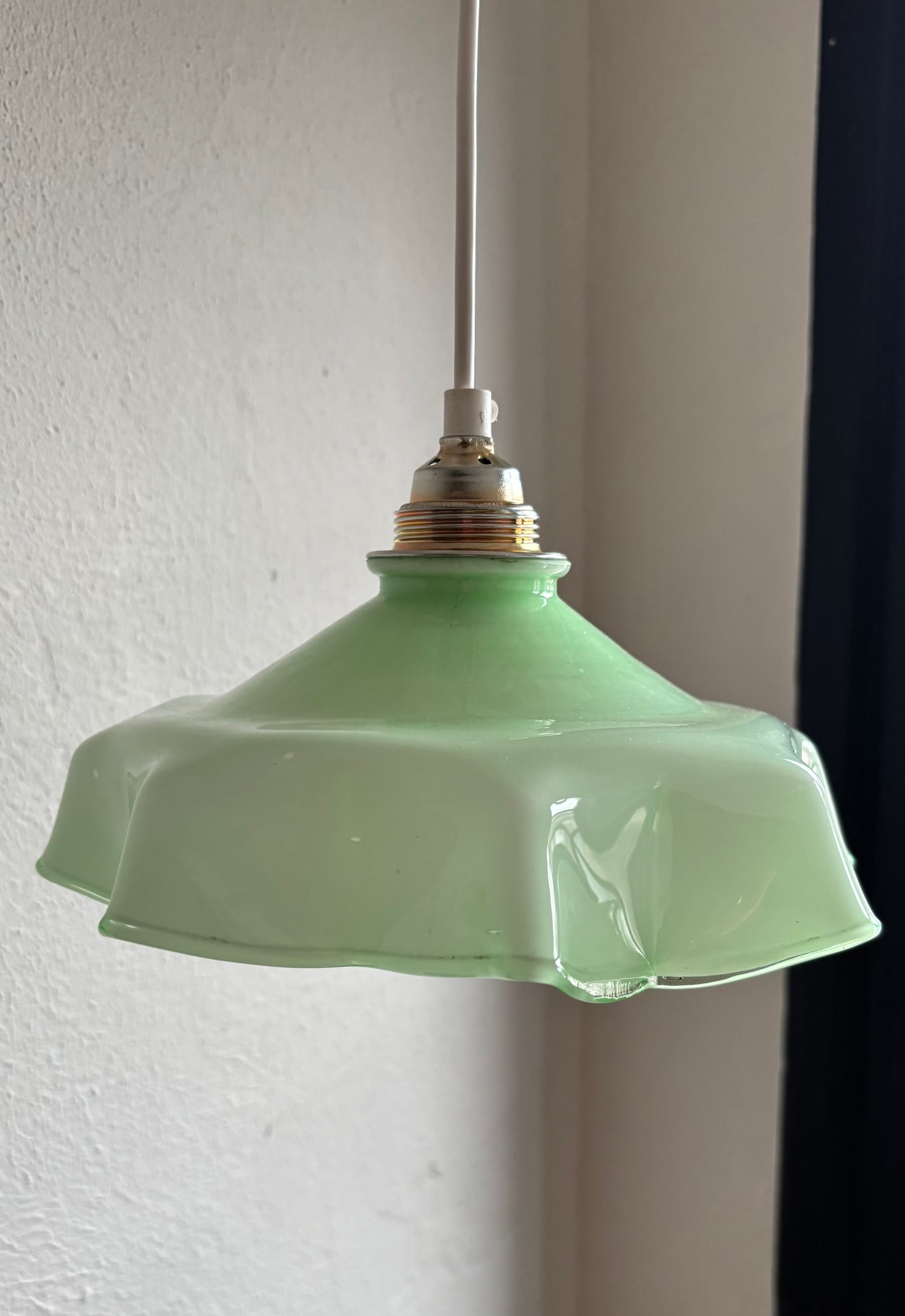620 - Vintage groene opaline melkglazen 'bloem' hanglamp
