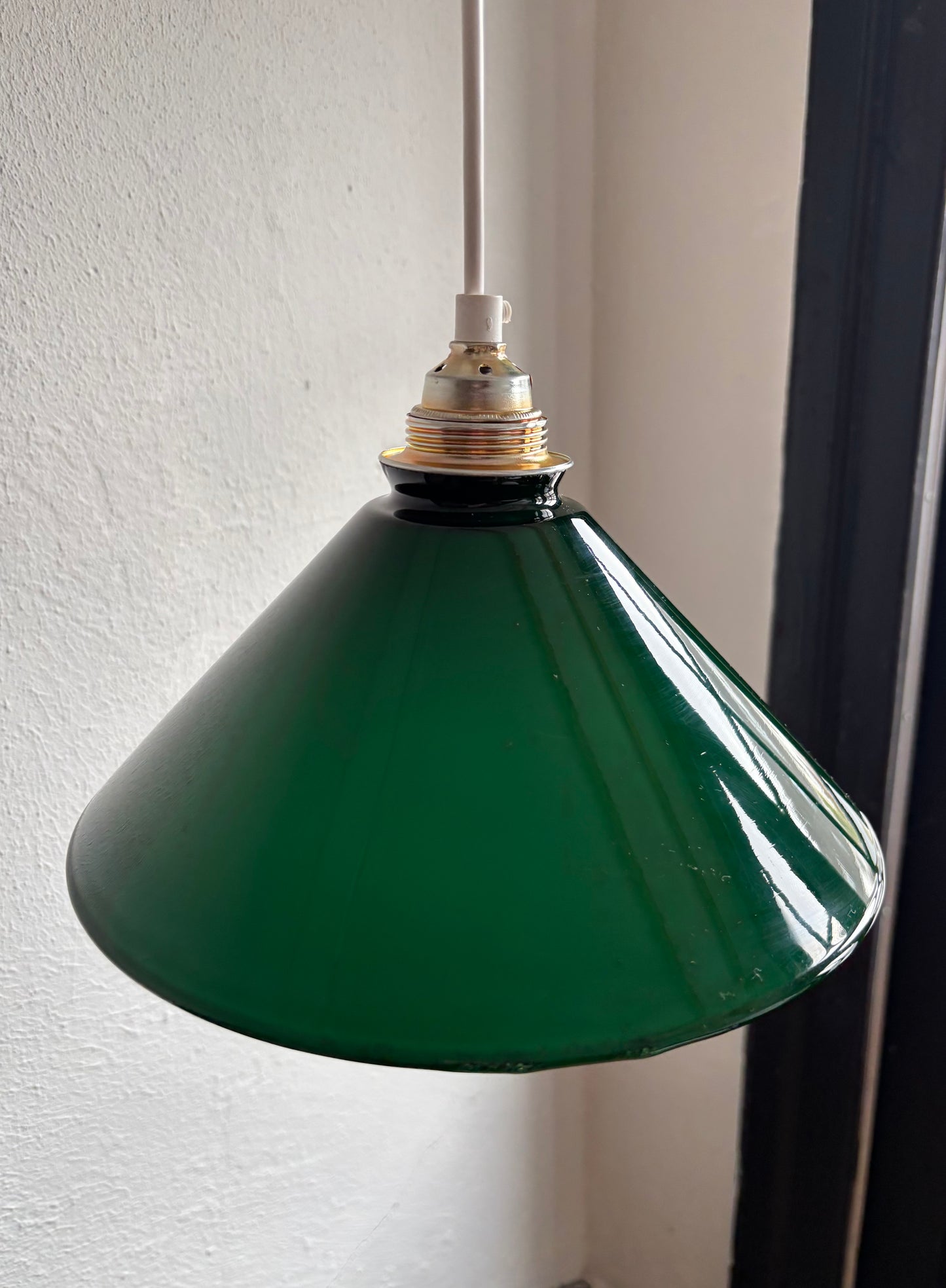 828 - Vintage groene opaline melkglazen 'driehoek' hanglamp