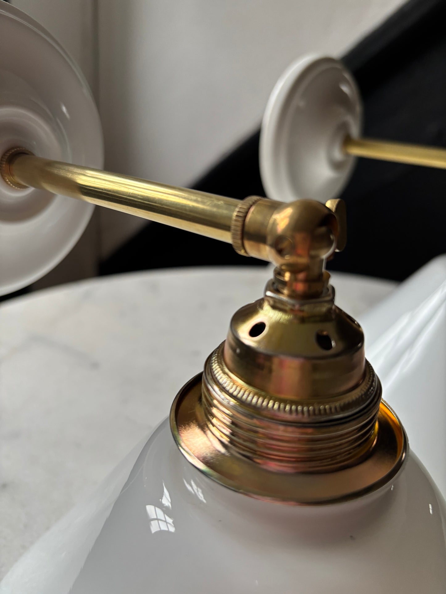 797/4 - Set van 2 - Vintage witte Franse 'driehoek' wandlampen