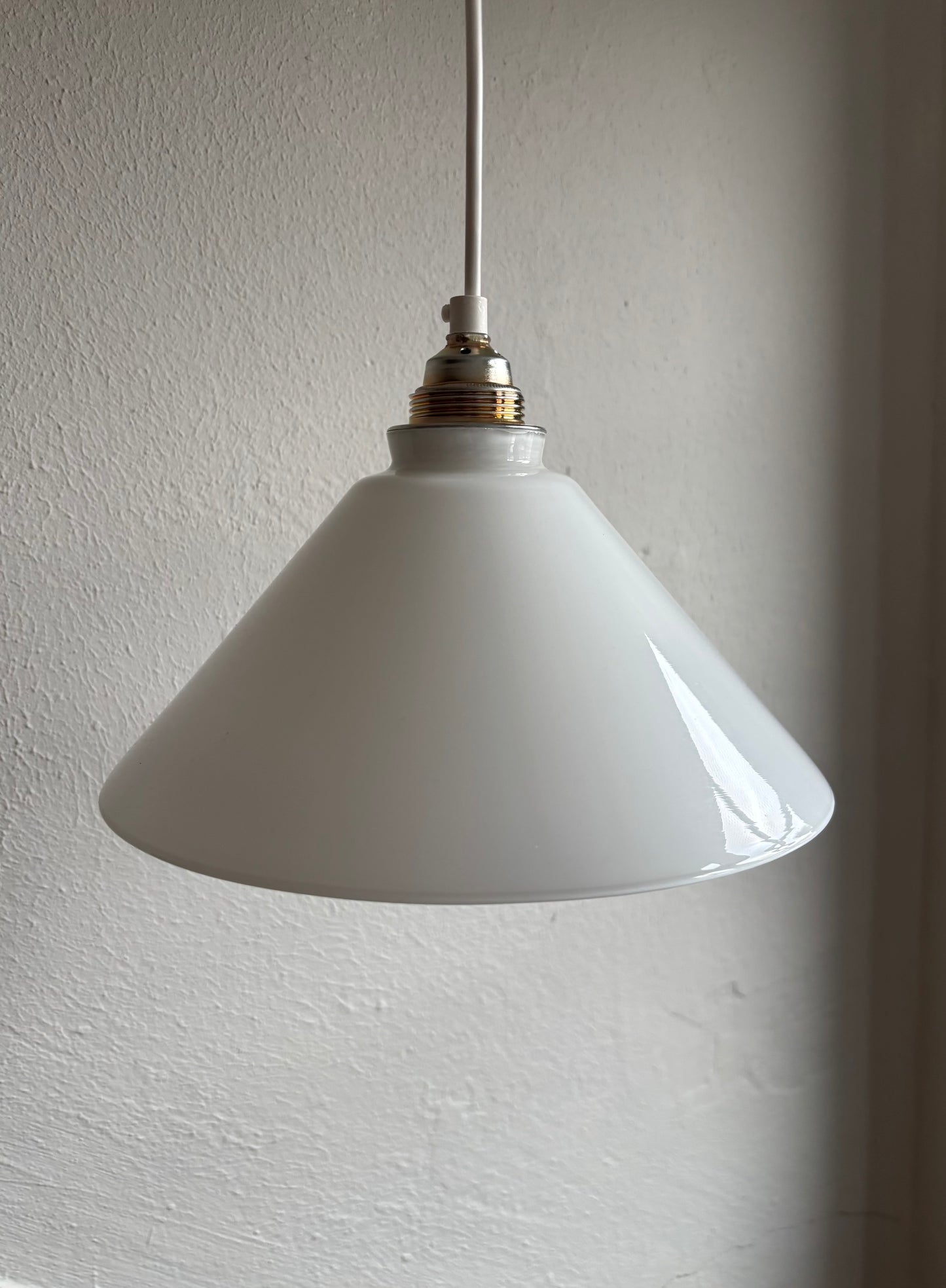 567/1 - Vintage opaline melkglazen 'driehoek' hanglamp
