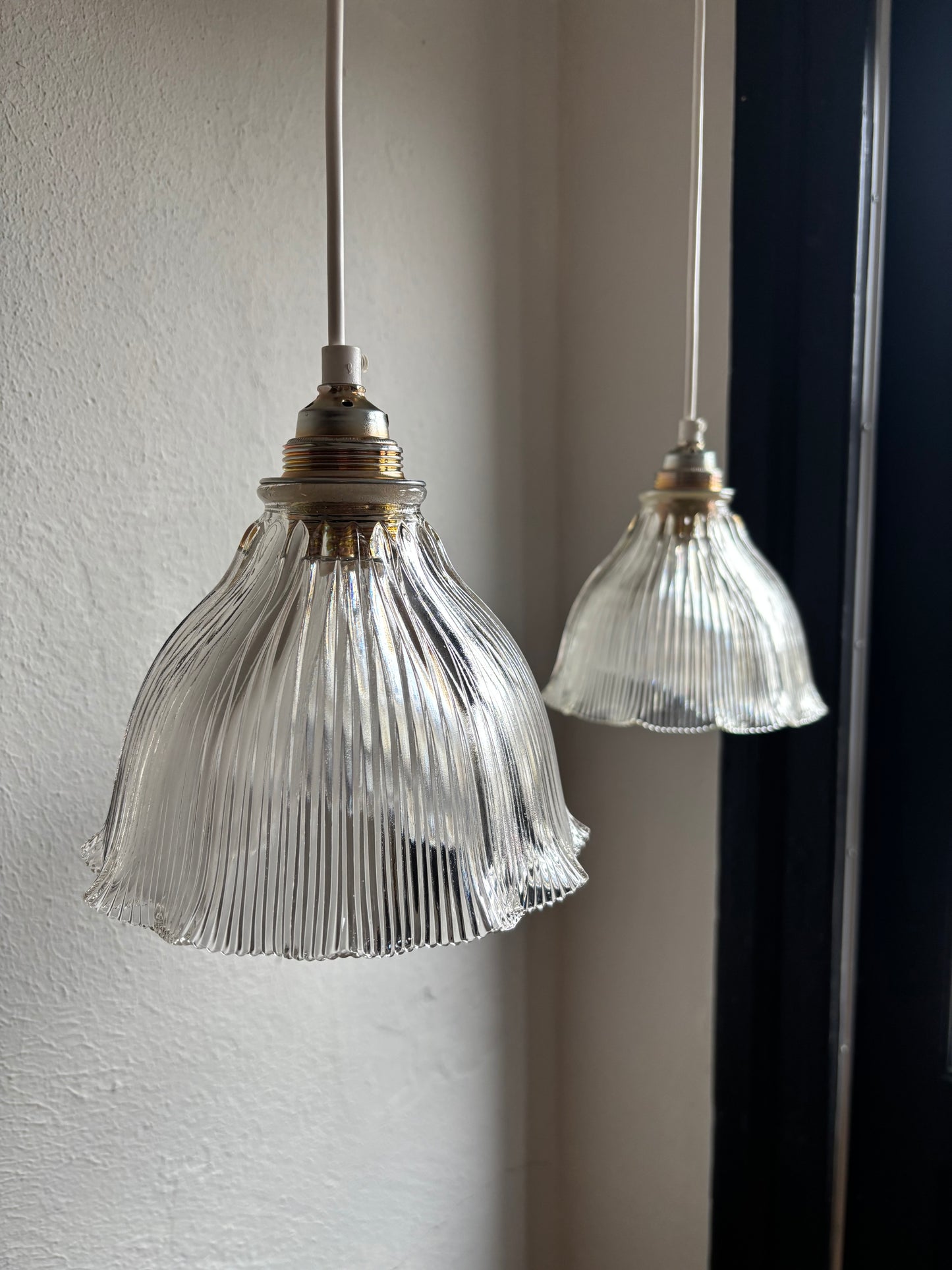 839 - Set van 2 - Vintage sierlijke holophane glazen streep hanglampen kap