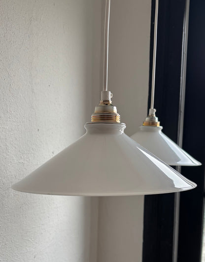 835 - Set van 2 - Vintage opaline melkglazen 'driehoek' hanglampen