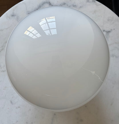 502 - Vintage globe schoollamp bollamp wit glas opaline plafoniere