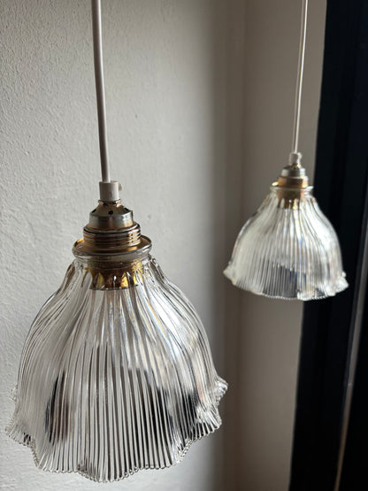 839 - Set van 2 - Vintage sierlijke holophane glazen streep hanglampen kap
